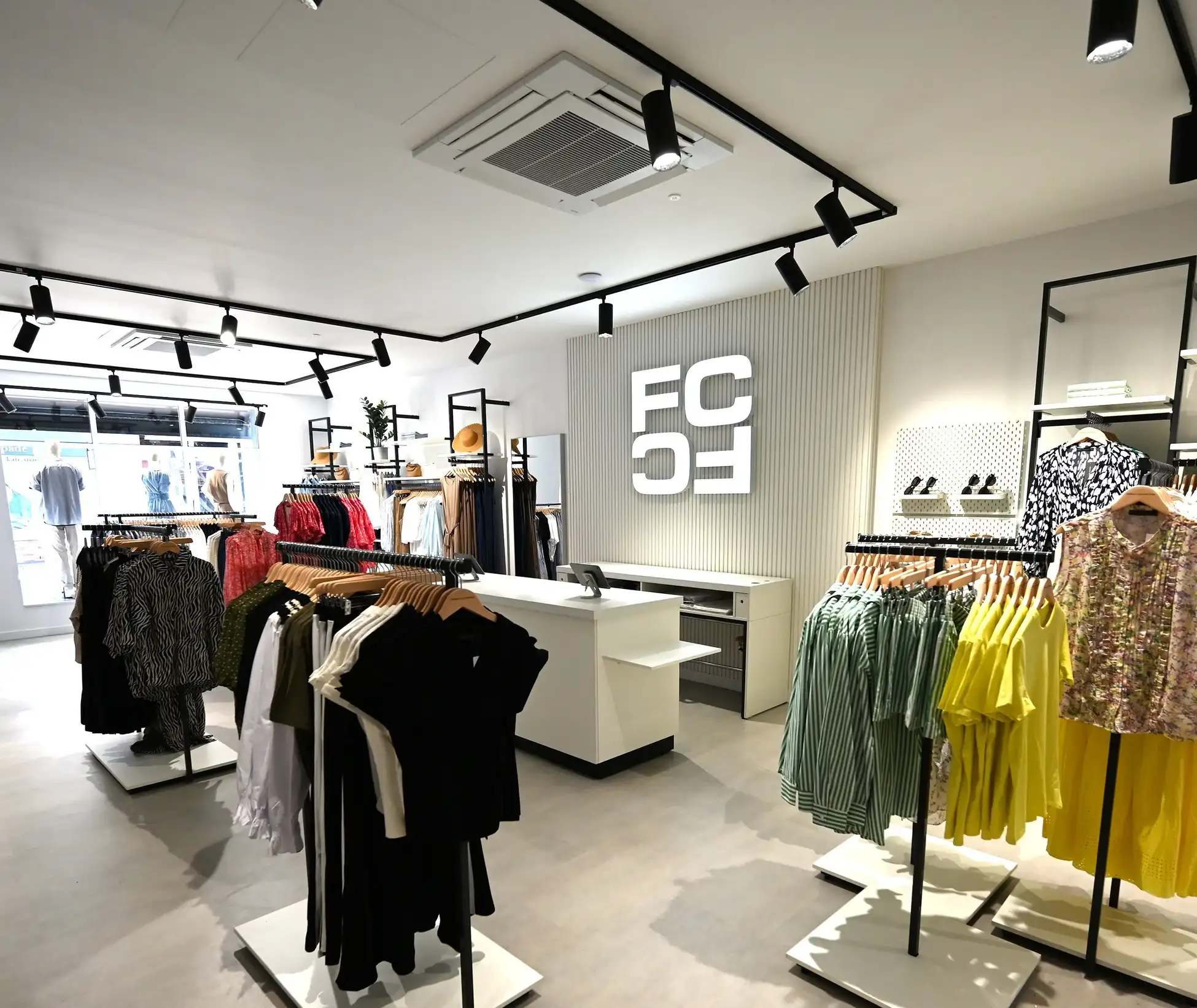 How to Choose a Magnetic Track Lighting System for Commercial Spaces: Retail Stores, Offices & Galleries How to Choose a Magnetic Track Lighting System for Commercial Spaces: Retail Stores, Offices & Galleries